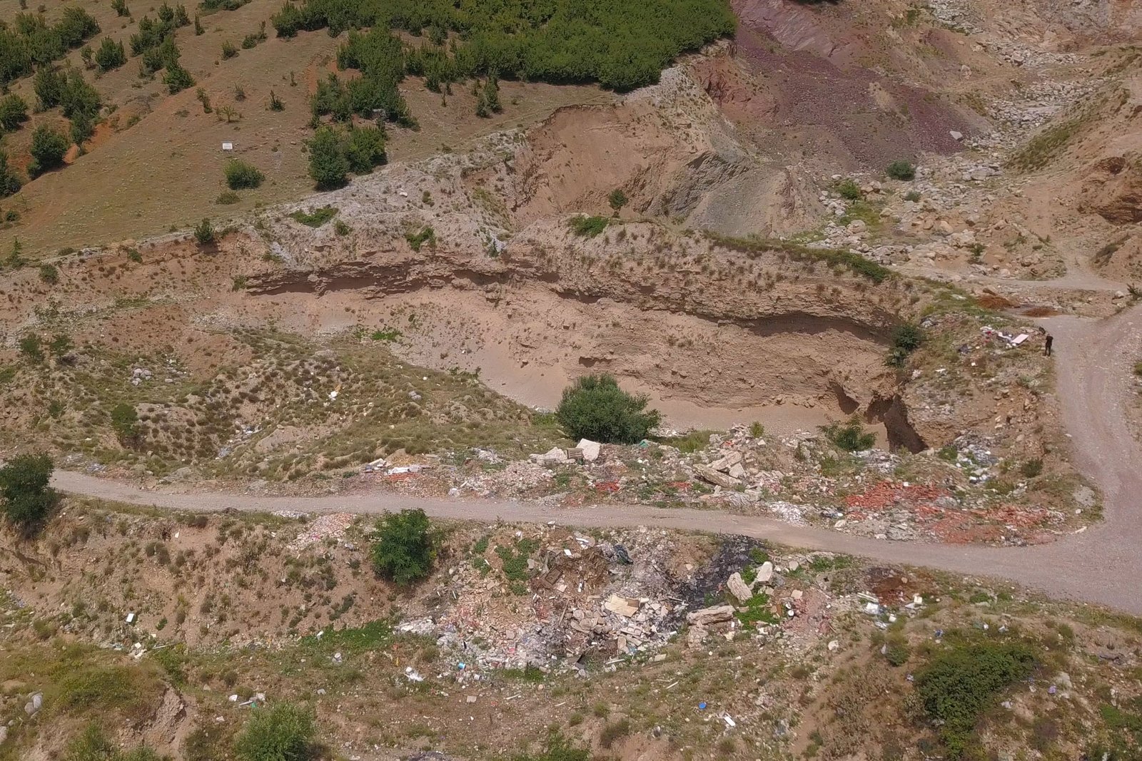 Ky degradim është bërë ndër vite në fshatin Vrellë të Komunës së Istogut nga dy gurthyes, të cilët nuk e kanë rehabilituar vendin pas gërmimeve. Për këtë arsye ato janë proceduar në gjykatë, por të dy lëndët janë parashkruar nga gjykata Ky degradim është bërë ndër vite në fshatin Vrellë të Komunës së Istogut nga dy gurthyes, të cilët nuk e kanë rehabilituar vendin pas gërmimeve. Për këtë arsye ato janë proceduar në gjykatë, por të dy lëndët janë parashkruar nga gjykata